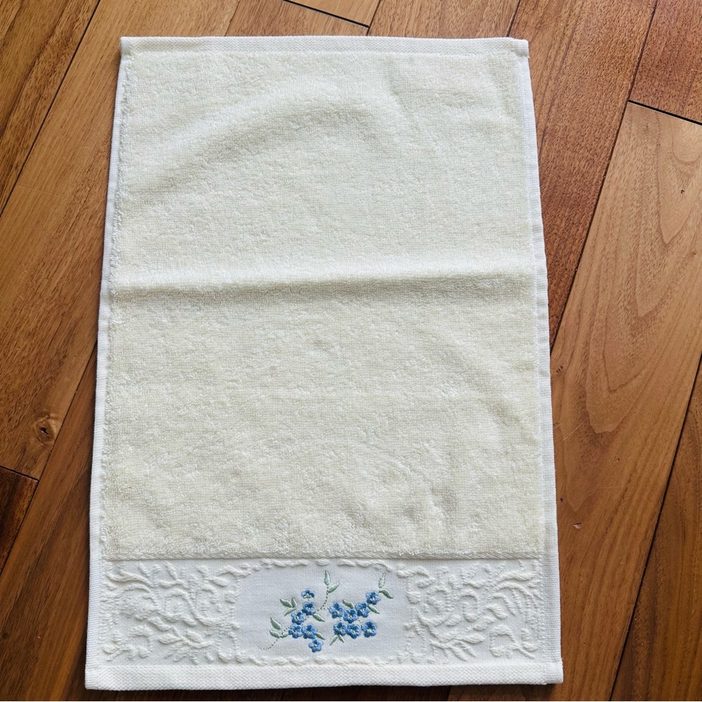 Sophia Vintage Embroidered Hand Towel 100% Cotton Made in Turkey NOS